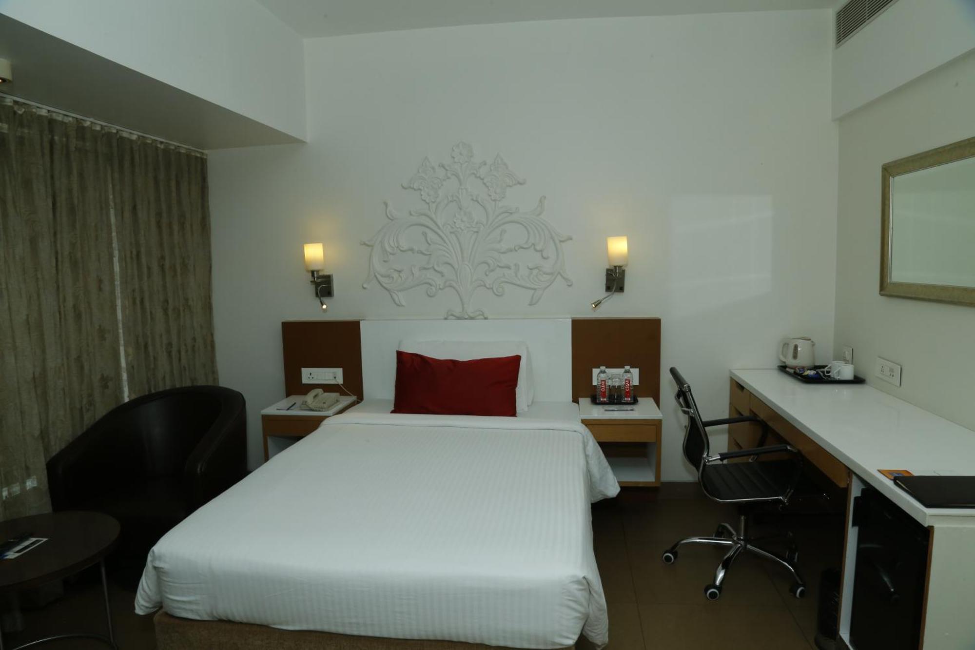 Sarovar Portico Rivera Ahmedabad Esterno foto